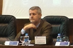 El patrono Prof. Dr. Víctor Gómez Martín modera la ponencia y debate de la primera sesión.