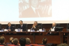 El Prof. Dr. Hortal Ibarra (segundo contando desde la izq.), socio de la FICP, modera la mesa compuesta por los Profs. Dres. de la Cuesta Arzamendi, Díez Ripollés y Arroyo Zapatero, socio de la FICP.