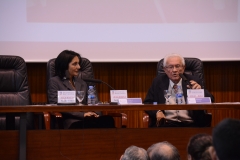 El Prof. Dr. Dr. h.c. mult. Vives Antón durante la laudatio, presentado por la Prof. Dra. Ujala Joshi Jubert.