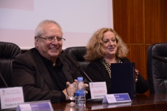 Los directores de las jornadas, los Profs. Dres. Silva Sánchez (izq.), Queralt Jiménez (centro) y Corcoy Bidasolo* (dcha.) presentan el Libro Homenaje al Prof. Dr. Dr. h.c. mult. Mir Puig.