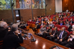 Los directores de las jornadas, los Profs. Dres. Silva Sánchez (izq.), Queralt Jiménez (centro) y Corcoy Bidasolo* (dcha.) presentan el Libro Homenaje al Prof. Dr. Dr. h.c. mult. Mir Puig.