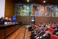 Los directores de las jornadas, los Profs. Dres. Silva Sánchez (izq.), Queralt Jiménez (centro) y Corcoy Bidasolo* (dcha.) presentan el Libro Homenaje al Prof. Dr. Dr. h.c. mult. Mir Puig.