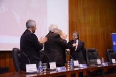 Los directores de las jornadas hacen entrega del Libro Homenaje al Prof. Dr. Dr. h.c. mult. Mir Puig*
