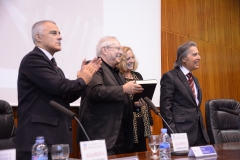 Los directores de las jornadas hacen entrega del Libro Homenaje al Prof. Dr. Dr. h.c. mult. Mir Puig*