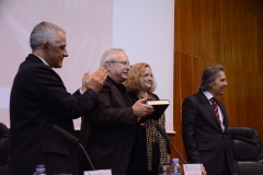 Los directores de las jornadas hacen entrega del Libro Homenaje al Prof. Dr. Dr. h.c. mult. Mir Puig*
