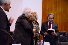 Los directores de las jornadas hacen entrega del Libro Homenaje al Prof. Dr. Dr. h.c. mult. Mir Puig*
