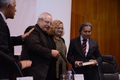 Los directores de las jornadas hacen entrega del Libro Homenaje al Prof. Dr. Dr. h.c. mult. Mir Puig*
