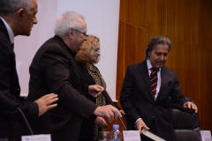 Los directores de las jornadas hacen entrega del Libro Homenaje al Prof. Dr. Dr. h.c. mult. Mir Puig*
