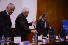 Los directores de las jornadas hacen entrega del Libro Homenaje al Prof. Dr. Dr. h.c. mult. Mir Puig*