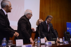 Los directores de las jornadas hacen entrega del Libro Homenaje al Prof. Dr. Dr. h.c. mult. Mir Puig*