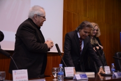 Los directores de las jornadas hacen entrega del Libro Homenaje al Prof. Dr. Dr. h.c. mult. Mir Puig*