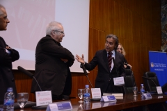 Los directores de las jornadas hacen entrega del Libro Homenaje al Prof. Dr. Dr. h.c. mult. Mir Puig*