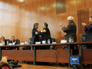 Fac. Derecho, Univ. Barcelona, 17-12-2010. El Prof. Luzón entrega el Libro Homenaje al Prof. Mir Puig. En la mesa además: Profs. Mirentxu Corcoy, Jesús Silva Sánchez, Joan Queralt, José I. San Román, representante de la editorial La Ley