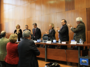Fac. Derecho, Univ. Barcelona, 17-12-2010. Aplauso al Prof. Mir Puig de los asistentes a la entrega de su Libro Homenaje.