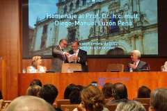 2022-9-16-UA-Homenaje-LHs-DL-78-MigDiaz-entrega-Libt-HomenDL