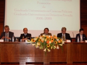 88. Univ. de Vigo, Facultad de CC. Jurídicas, 13 mayo 2009. Entrega de títulos a las promociones 2006-09 de Graduado Univ. en Ciencias Policiales y en Detective privado. Mesa presidencial; a la derecha Profs. Javier de Vicente Remesal y Marta García Mosquera, director y coordinadora de los estudios.