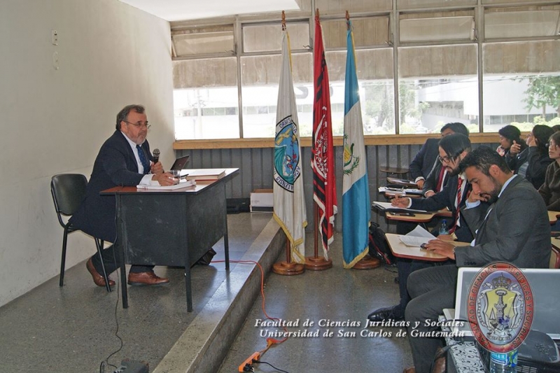 El Prof. Dr. Dr. h.c. mult. Luzón Peña durante su conferencia en la Univ. San Carlos de Guatemala