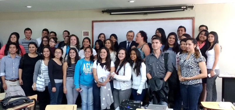 21/07/2016. El Prof. Dr. Dr. h.c. mult. Luzón Peña con alumnos de Licenciatura tras su conferencia en la Univ. San Carlos de Guatemala