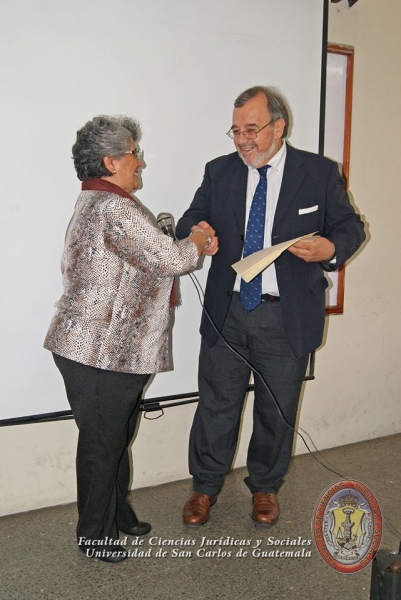 Entrega del Diploma de Honor al mérito en la Univ. San Carlos de Guatemala