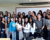 21/07/2016. El Prof. Dr. Dr. h.c. mult. Luzón Peña con alumnos de Licenciatura tras su conferencia en la Univ. San Carlos de Guatemala
