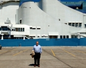 2016-7-22. El Prof. Dr. Luzón Peña ante el Teatro Nacional de Guatemala
