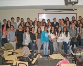 21/07/2016. El Prof. Dr. Dr. h.c. mult. Luzón Peña con alumnos de Licenciatura tras su conferencia en la Univ. San Carlos de Guatemala