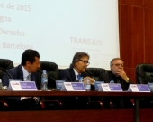 El Prof. Dr. Dr. h.c. mult. Mir Puig interviene en el debate de la 5ª mesa, acompañado por los Profs. Dres. Lombana y Gracia Martín.