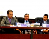 El Prof. Dr. Hortal Ibarra durante su ponencia. A la dcha., los Profs. Dres. Foffani y Lombana (moderador)
