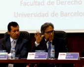 El Prof. Dr. Dr. h.c. mult. Mir Puig durante su ponencia, moderado por el Prof. Dr. Lombana.