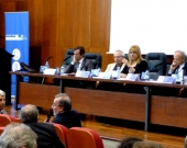 El Prof. Dr. Dr. h.c. mult. Luzón Peña interviene en el debate de la 6ª mesa, moderada por la Prof. Dra. Santana Valdágua