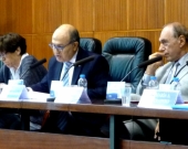 El Prof. Dr. de Luca durante su ponencia. A la izq., la Prof. Dra. Barber Burusco y, a la dcha., el Prof. Dr. Dr. h.c. mult. Zaffaroni