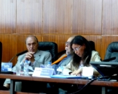 La Prof. Dra. Trapero Barreales durante su ponencia, junto a los Profs. Dres. Dres. h.c. mult. Zaffaroni y Muñoz Conde