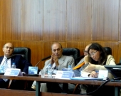 La Prof. Dra. Trapero Barreales durante su ponencia, junto a los Profs. Dres. de Luca, Zaffaroni y Muñoz Conde