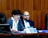 La Prof. Dra. Barber Burusco durante su ponencia, junto al Prof. Dr. de Luca (dcha.).