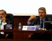El Prof. Dr. Gómez Martín durante su ponencia. A la izq., el Prof. Dr. Díaz y García Conlledo.