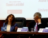 La Prof. Dra. Roso Cañadillas durante su ponencia, moderada por el Excmo. Sr. Torres-Dulce (dcha.).