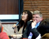 La Prof. Dra. Rueda Martín interviene en el debate de la 2ª mesa del I Congreso. A su dcha., el Prof. Dr. Sanz Morán.