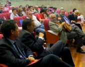 El Prof. Dr. Robles Planas interviene en el debate de la 2ª mesa del I Congreso. A su izq., el Prof. Dr. Ragués i Vallès.