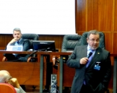 El Prof. Dr. Dr. h.c. mult. Luzón Peña interviene en el debate de la 2ª mesa del I Congreso.