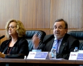 El Prof. Dr. Dr. h.c. mult. Luzón Peña durante su ponencia. A su izq., la Prof. Dra. Corcoy Bidasolo.