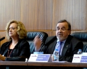 El Prof. Dr. Dr. h.c. mult. Luzón Peña durante su ponencia. A su izq., la Prof. Dra. Corcoy Bidasolo.