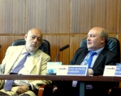 El Prof. Dr. Paredes Castañón durante su ponencia, moderado por el Excmo. Sr. Maza Martín (izq.).