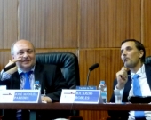 El Prof. Dr. Paredes Castañón durante su ponencia. A su dcha., el Prof. Dr. Robles Planas.