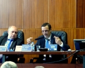 El Prof. Dr. Robles Planas durante su ponencia. A su izq., el Prof. Dr. Paredes Castañón.