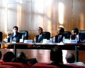 De izq. a dcha., los Profs. Dres. Ragués i Vallès, de Vicente Remesal, Cardenal Montraveta (moderador) y Chiesa.