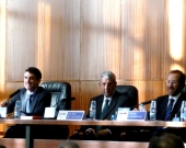 El Prof. Dr. Ragués i Vallès durante su ponencia. A su dcha., los Profs. Dres. de Vicente Remesal y Cardenal Montraveta (moderador).