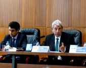 El Prof. Dr. de Vicente Remesal durante su ponencia. A su izq., el Prof. Dr. Ragués i Vallès.