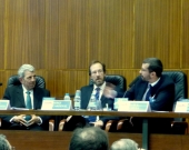 El Prof. Dr. Chiesa durante su ponencia. A su izq., los Profs. Dres. de Vicente Remesal y Cardenal Montraveta (moderador).