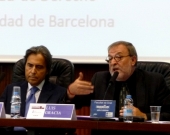 El Prof. Dr. Dr. h.c. mult. Gracia Martín durante su ponencia. A su izq., el Prof. Dr. Dr. h.c. mult. Mir Puig.