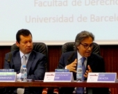 El Prof. Dr. Dr. h.c. mult. Mir Puig durante su ponencia, moderado por el Prof. Dr. Lombana (izq.).